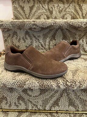 NWOB Women's Easy Spirit Brown Suede Warner SOEASY Slip On Shoes Size 8.5 M